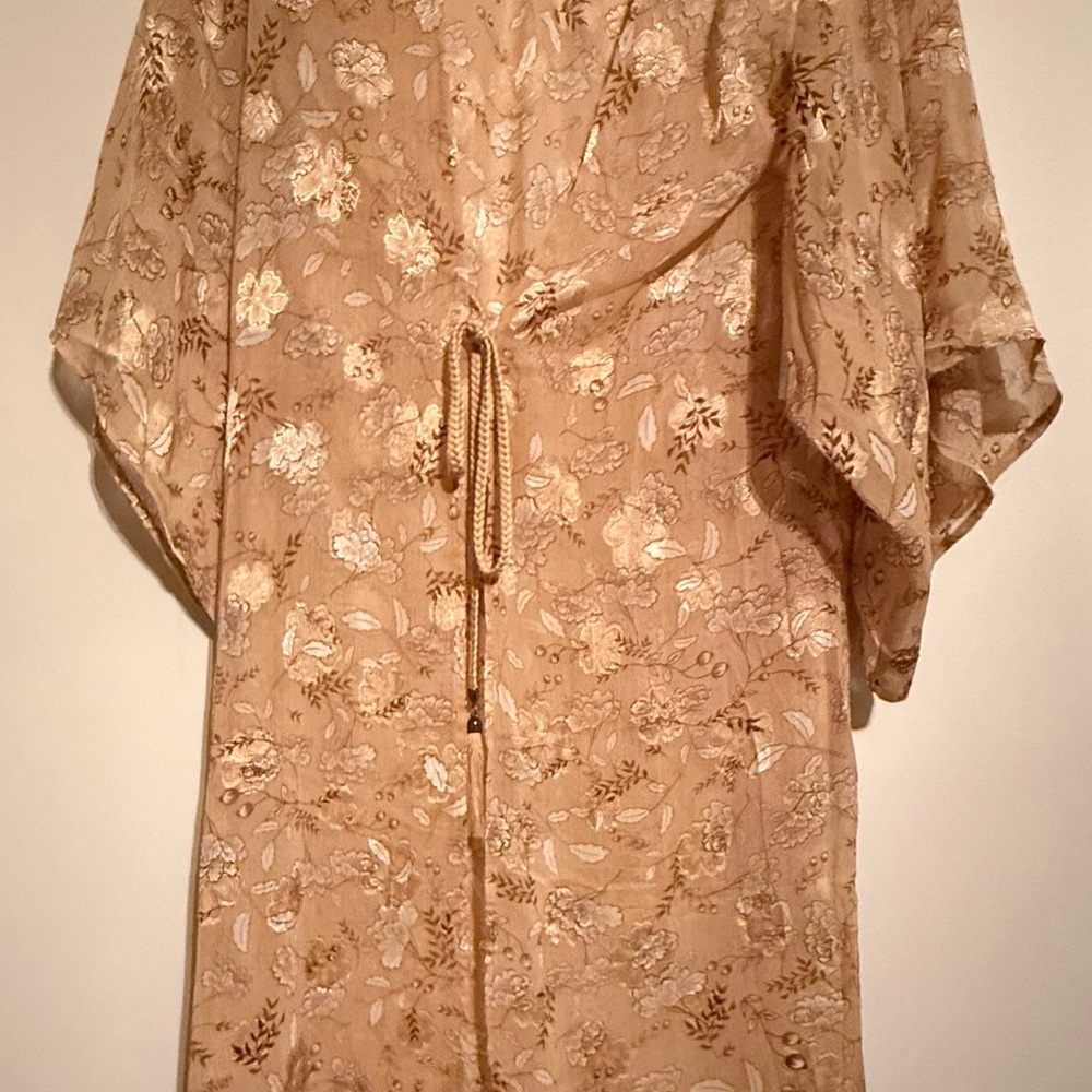 NWT Rose Velvet Floral Patterned Kimono in Cream and Gold

LOT B